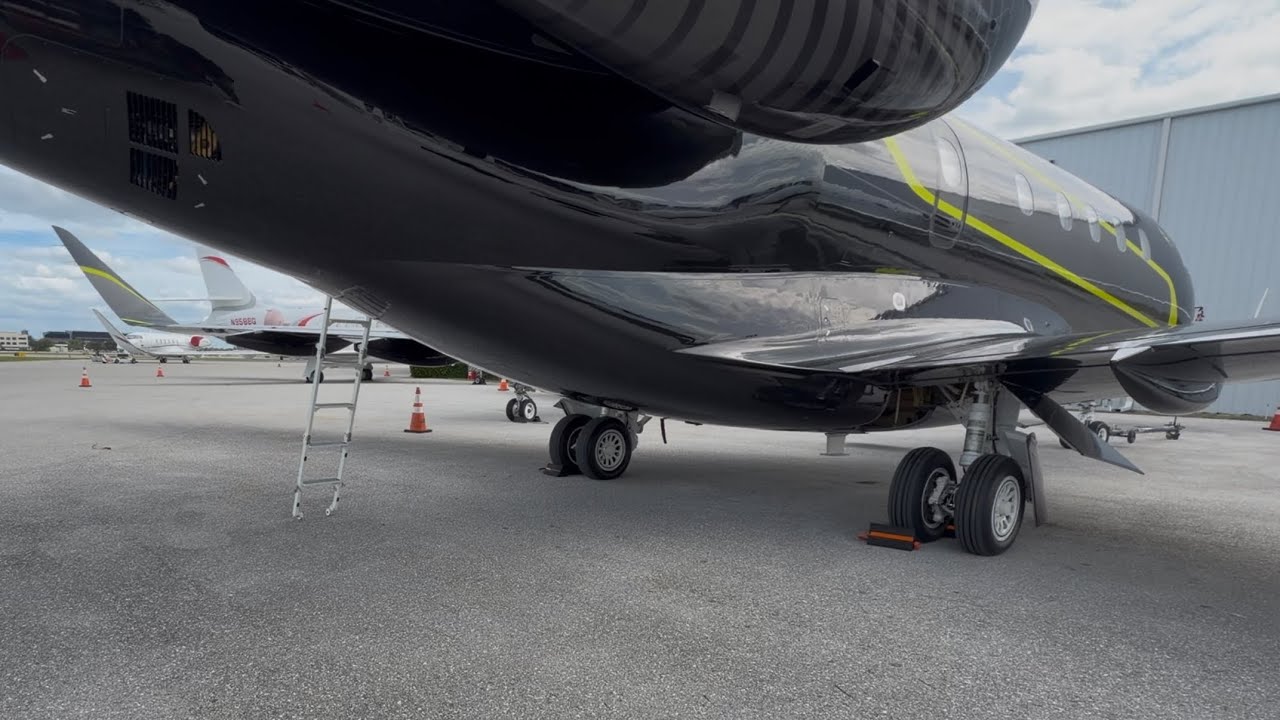 Техническое обслуживание самолета Embraer Praetor 500 - проверка и обновление базы данных.