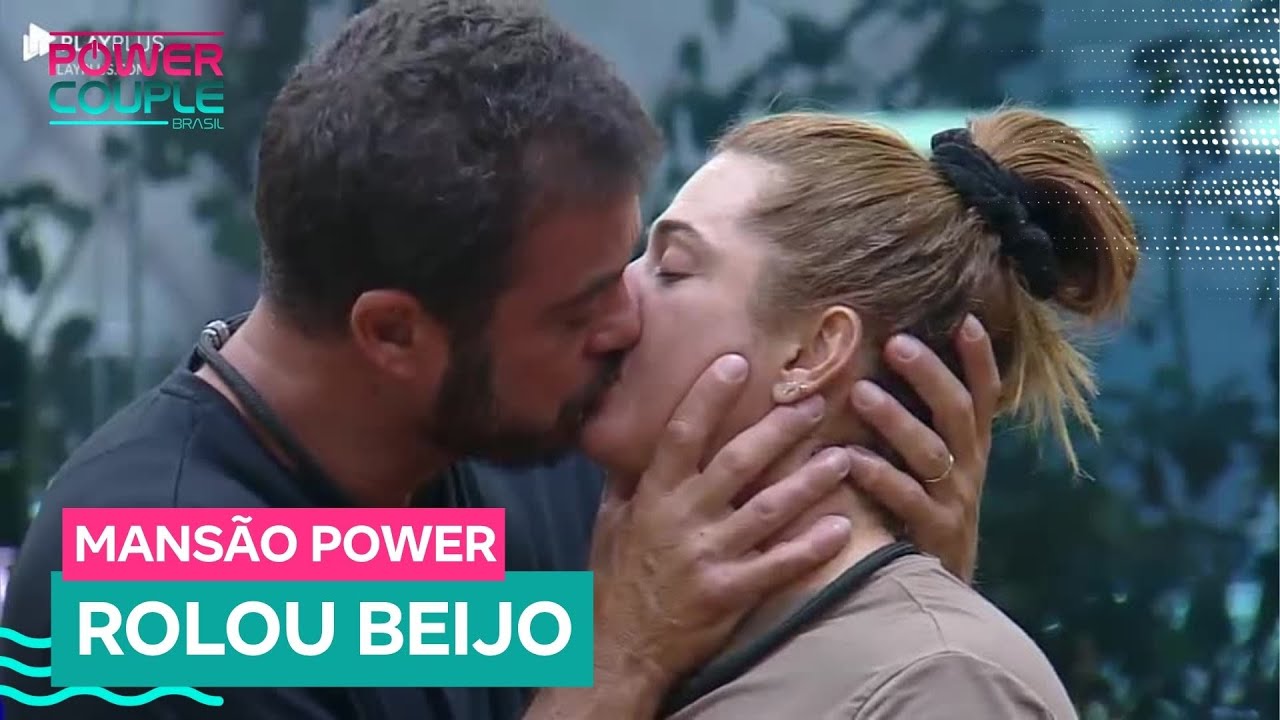 Dhomini beija Adriana no meio da cozinha e se declara: 'Te amo' | Power Couple
