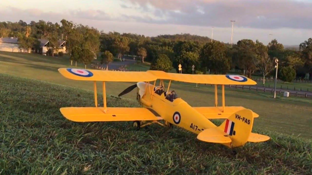 Tiger Moth 1270mm rc biplane Take off, loop and landing full moon  #rcplane 