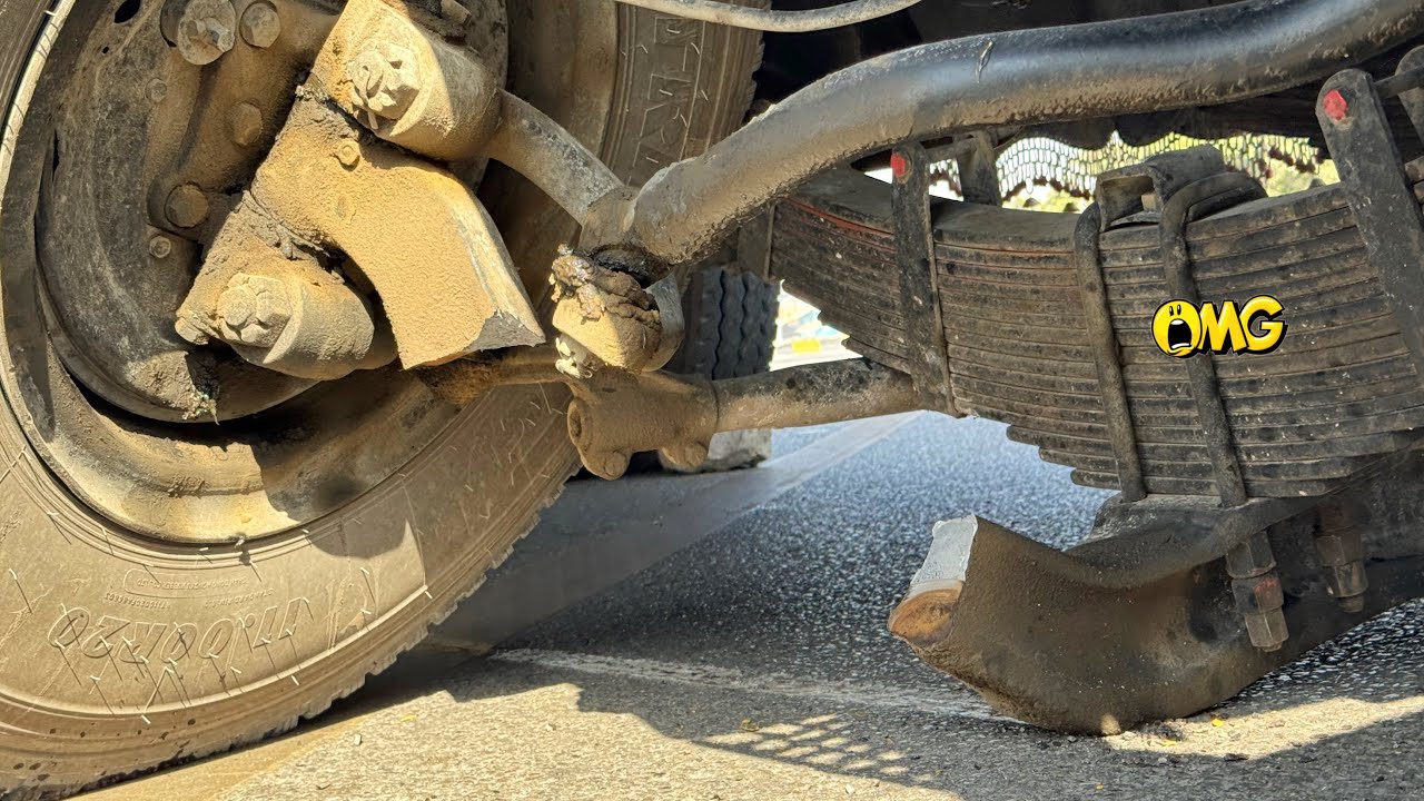 Pakistani Truck Front Axle Broken on Highway