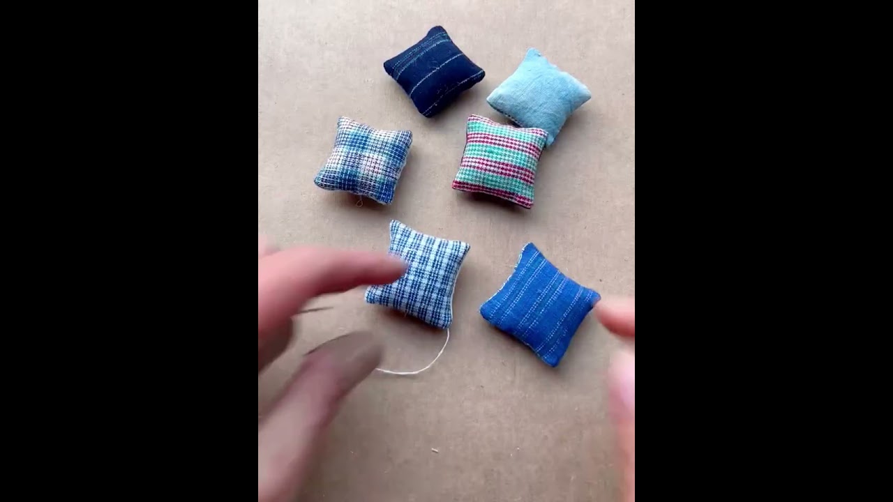 Sew the sack with cotton coarse cloth