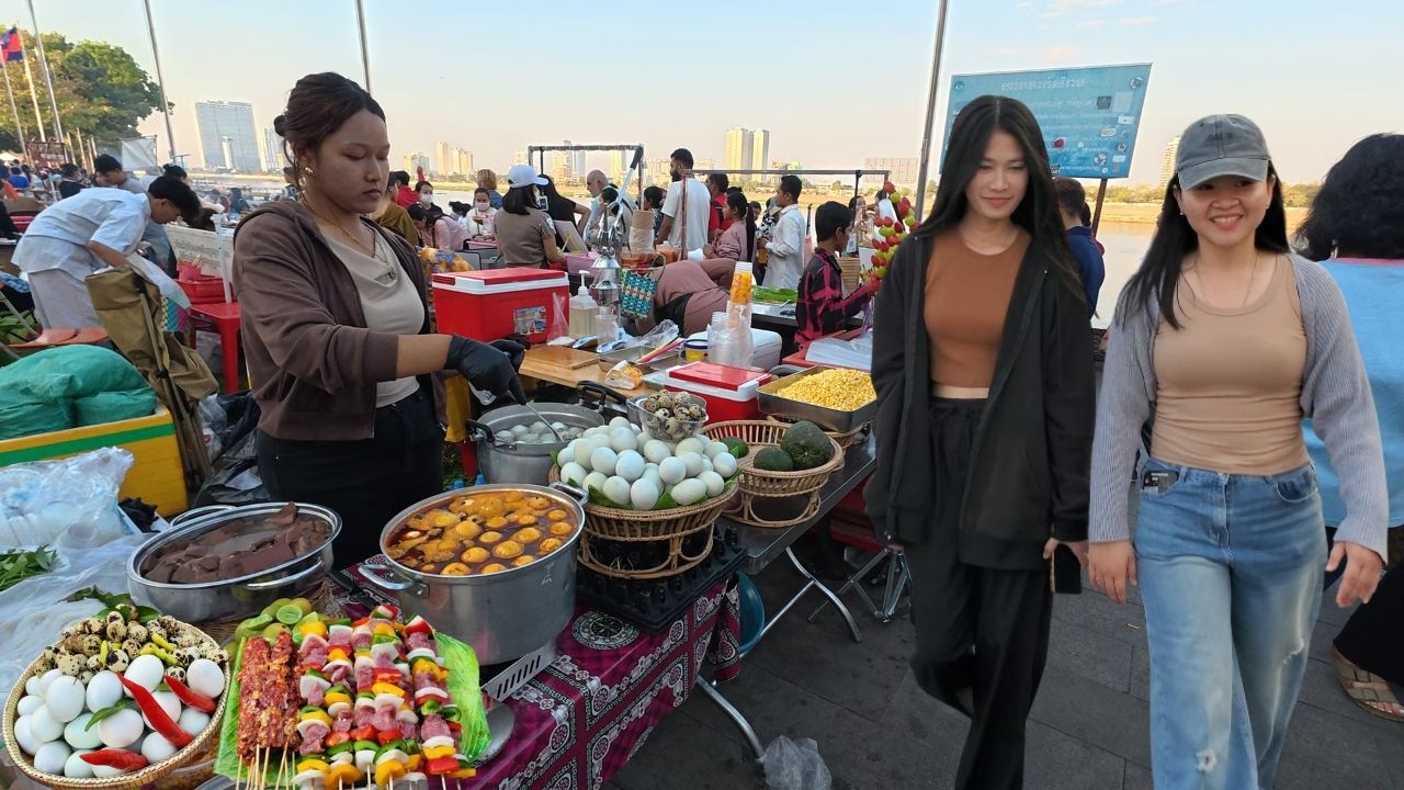 Amazing Street Food Walking Tour 2026  Phnom Penh Riverside at Night 🌙