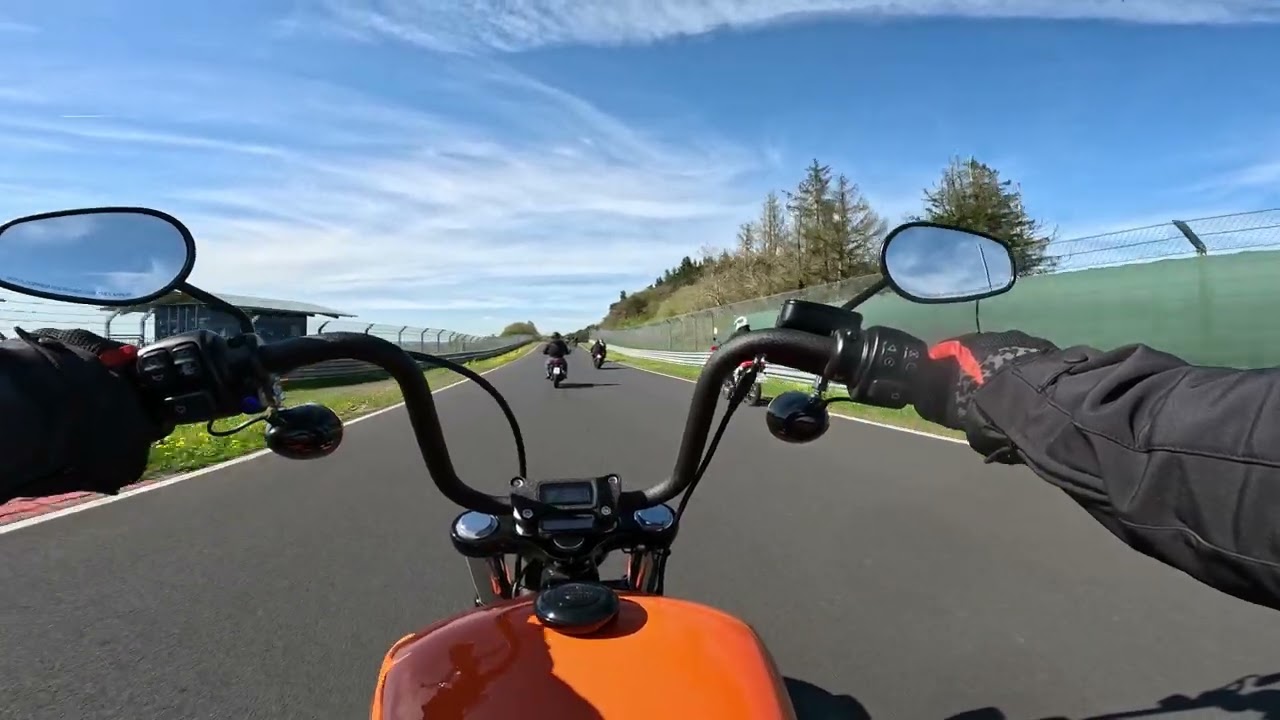 Anlassen 2025 auf der Nürburgring Nordschleife mit der Harley Street Bob