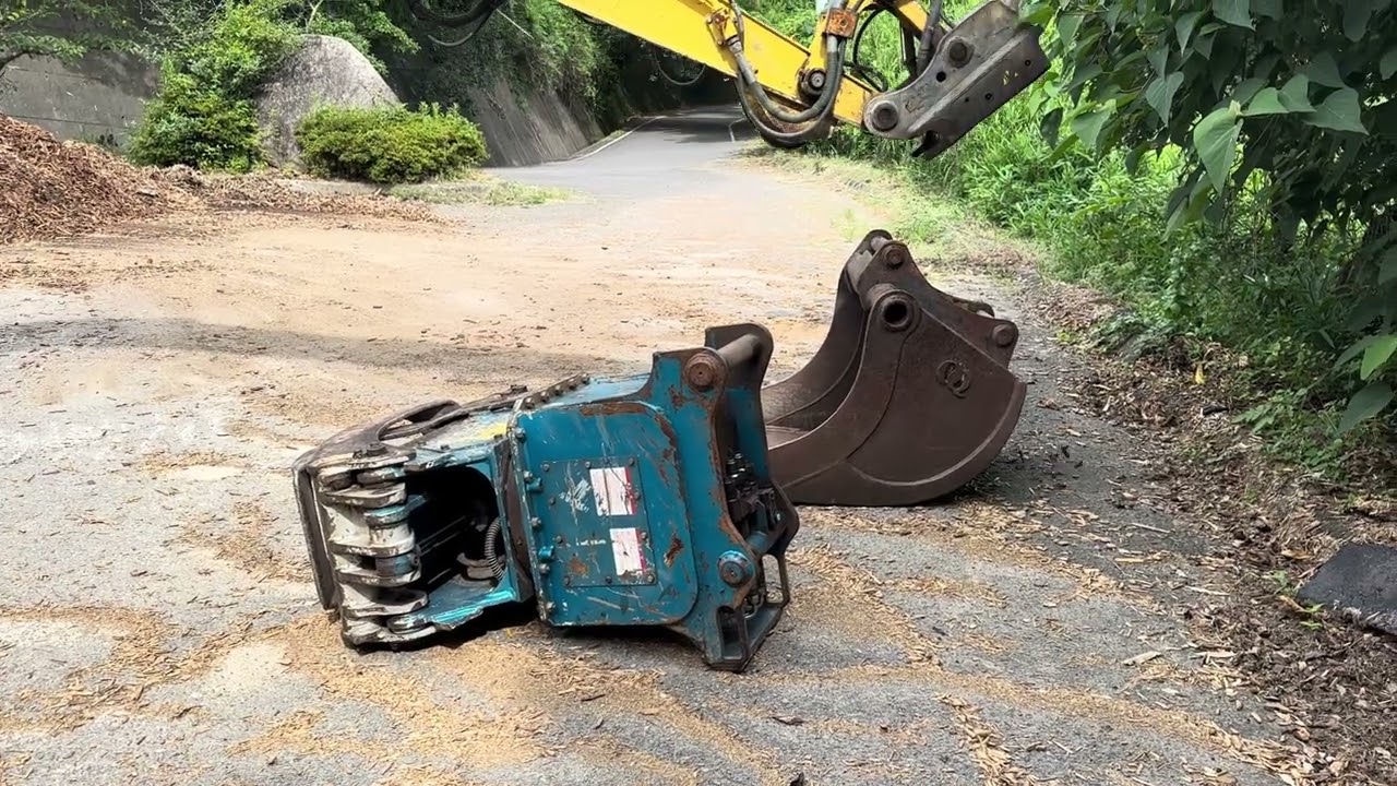 Yanmar SV100 excavator with OilQuick in action