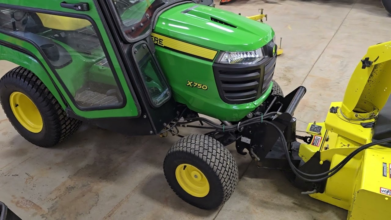 John Deere X 750 Lawn Tractor