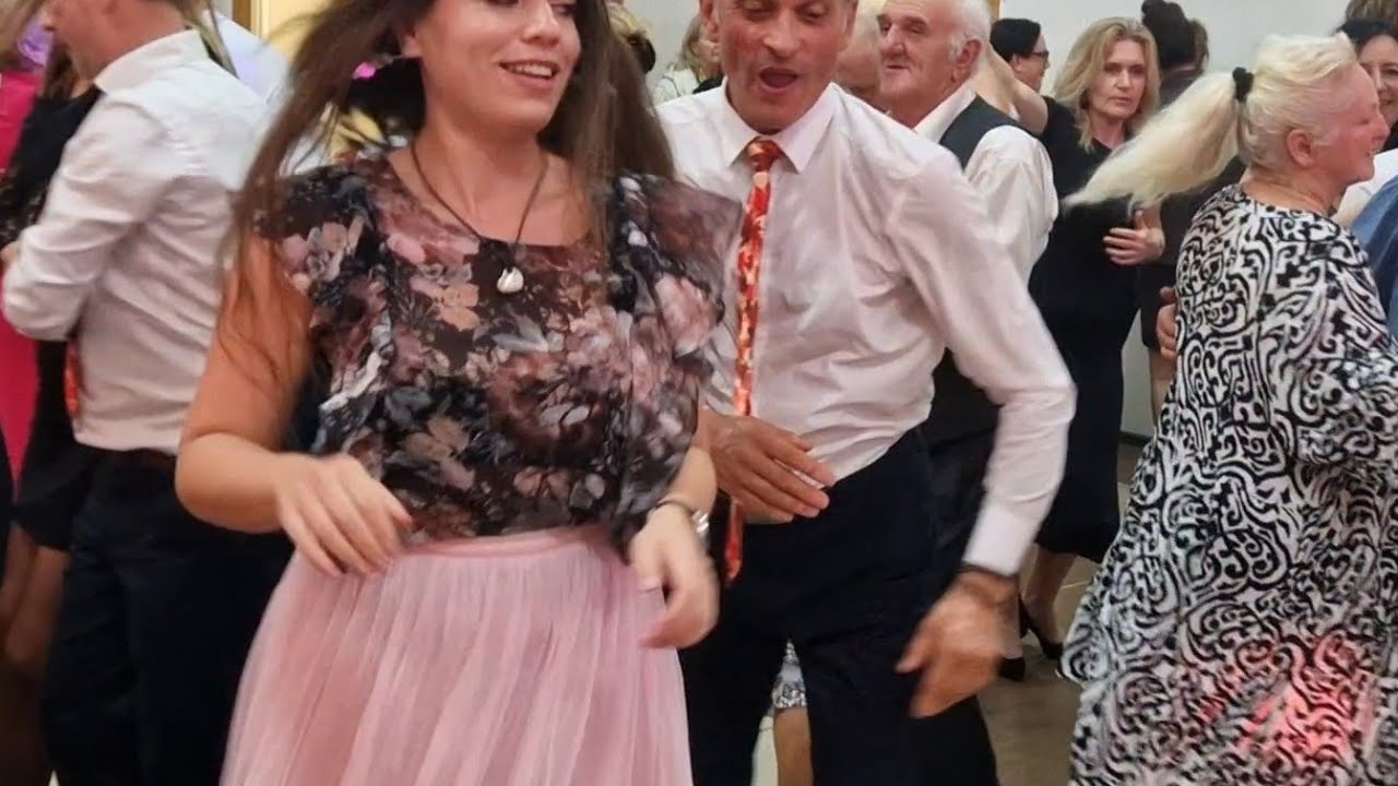 11 10 2025 Przynoszę Tobie moja dziewczyno siedem czerwonych róż!