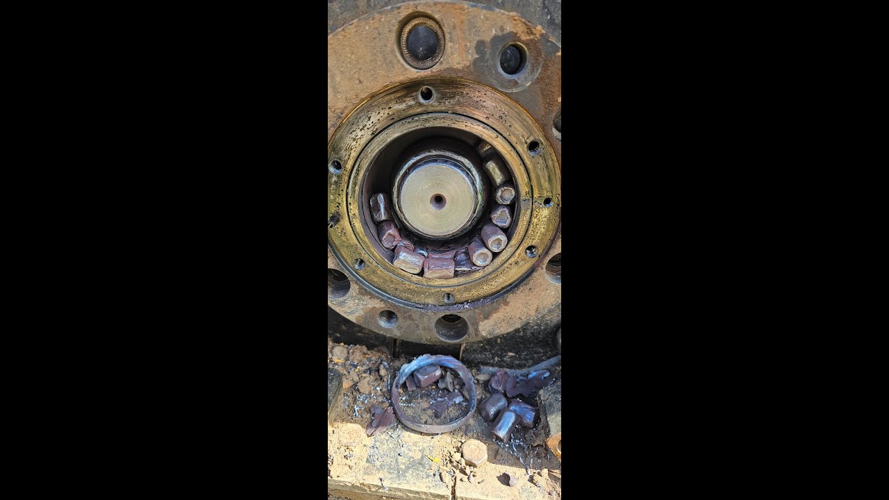 Снятие и замена подшипников на мульчере CAT HM418C.