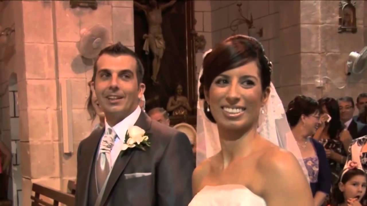Novia canta a novio en la iglesia 