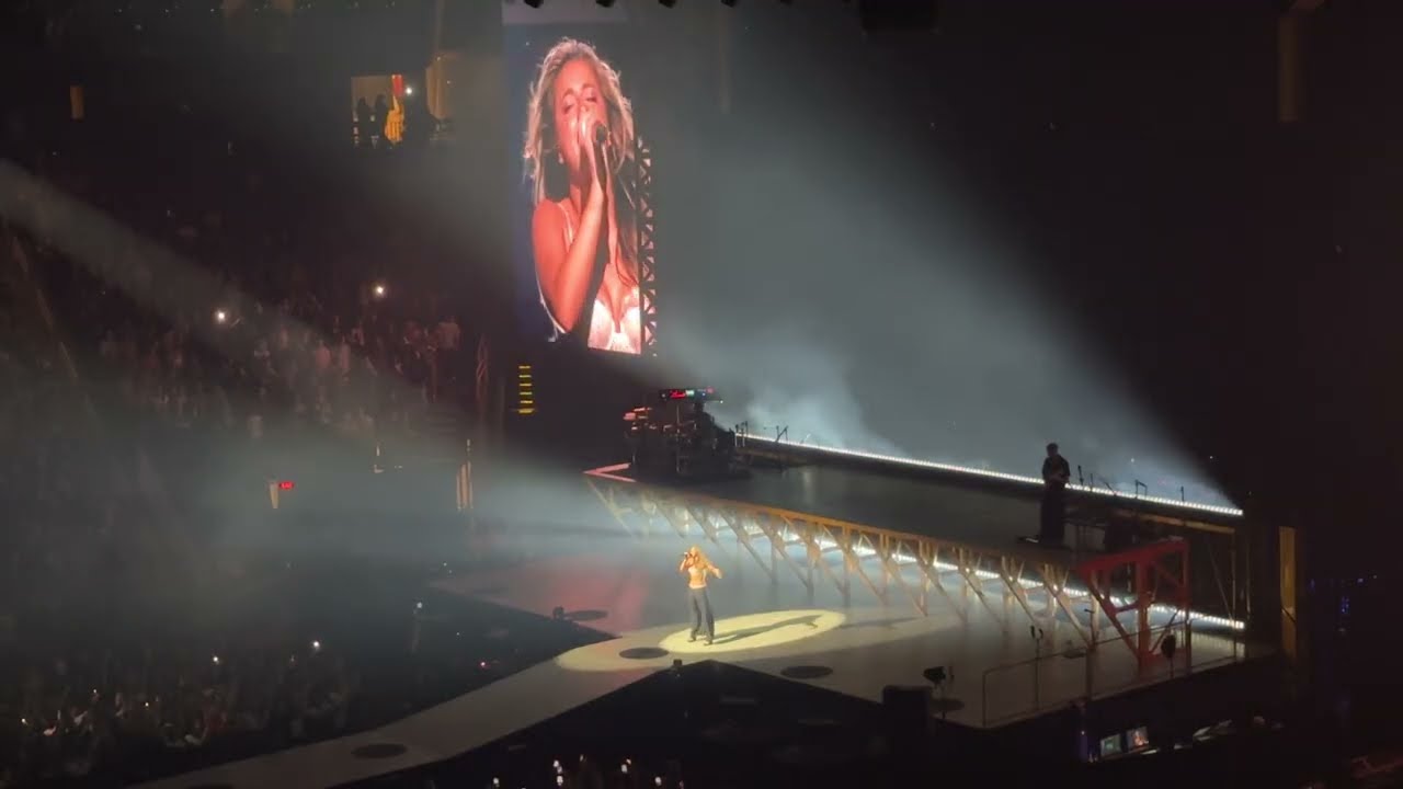 Tate McRae Performing &ldquo;Siren Sounds&rdquo; Miss Possessive Tour 2025 Houston Texas Toyota Center 