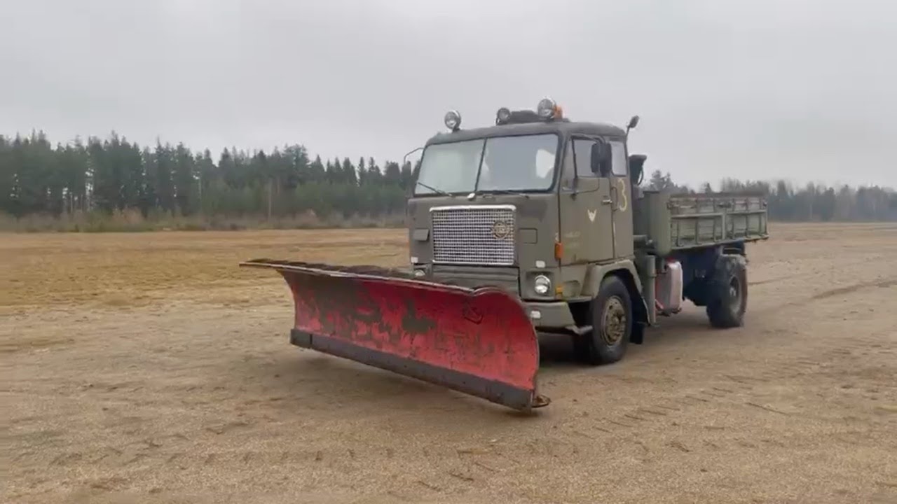 Köp Lastbil Volvo F88 militärregistrerad plogutrustad på Klaravik
