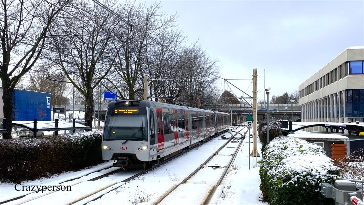RET Metro's Rotterdam Alexander (Sneeuw en Herfst) met Spoorwegovergang