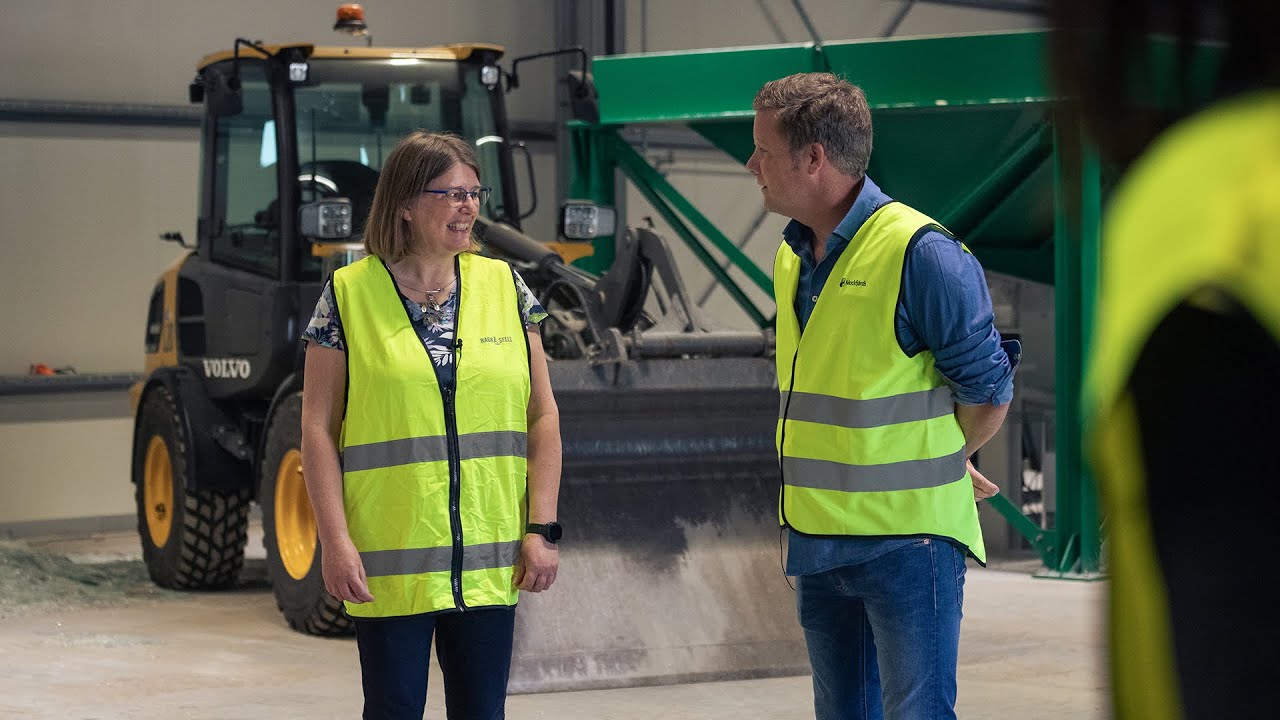 Nu blir f&ouml;nsterglas fr&aring;n hela Sverige till ny r&aring;vara - Mockfj&auml;rds bes&ouml;ker Ragn-Sells anl&auml;ggning