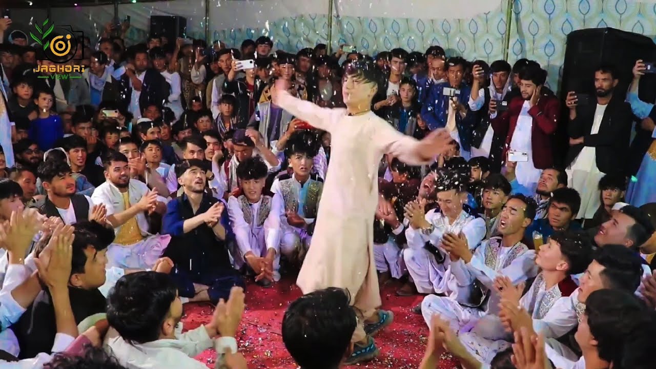 رقص ناب وشاد از بچه های جاغوری#رقص #شاد #عروسی #jaghori #afghanistan #viralvideo 