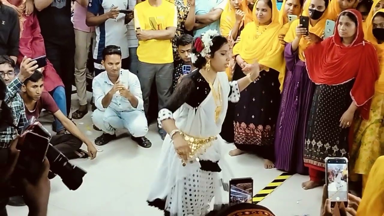 2024 সালে বেহায়া গার্মেন্টস নাচ