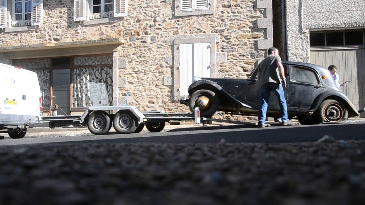 Sortie de grange d'une Citroën Traction 7C de 1935