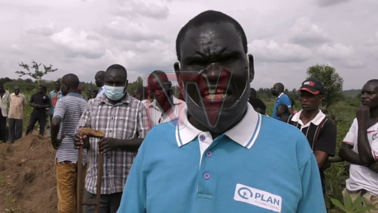 Residents upset as over 18 are buried in Tororo grave