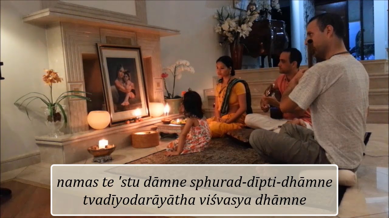 Damodarastakam (Meditação em Deus menino)