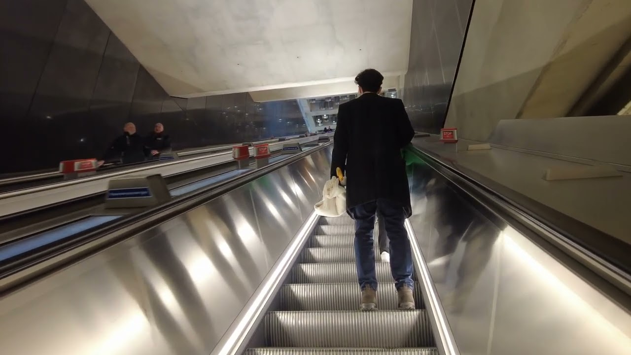 London Tottenham Court Underground, Elizabeth line,  Escalators, Lifts