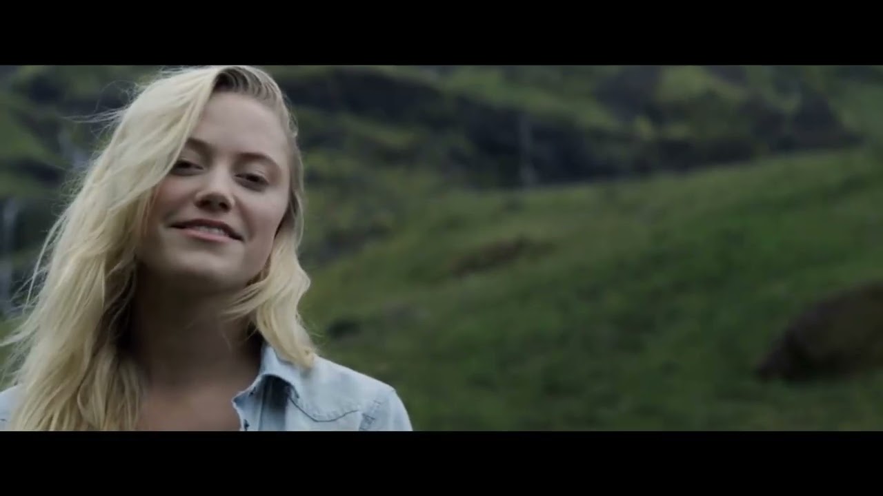 Maika Monroe Barefoot