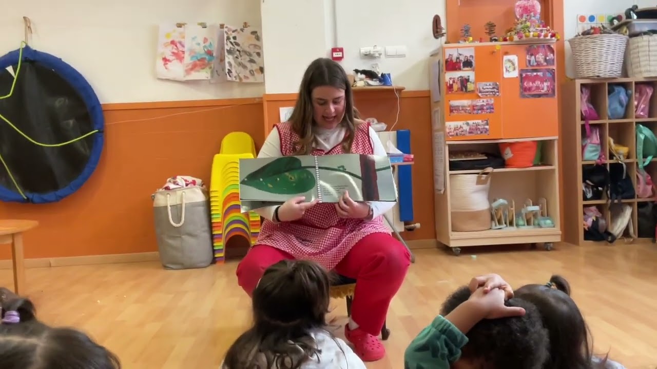 Els 🐲 i els 🚢 escolten “THE VERY HUNGRY CATERPILLAR”🐛