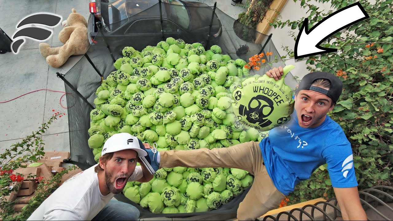 TRAMPOLINE FILLED WITH 1000 MEGA WHOOPIE CUSHIONS