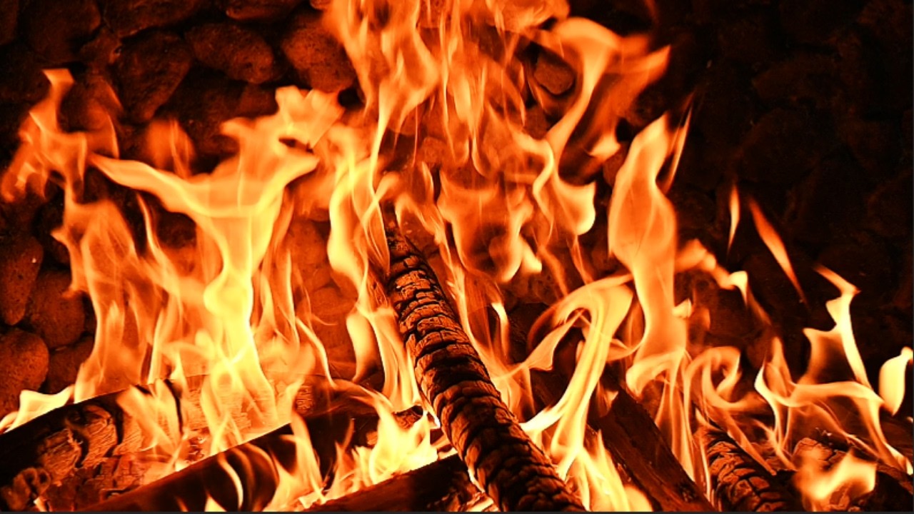 🔥 Dream Ambient Fireplace with Soft Fire Sounds and Glowing Embers for Nighttime Focus