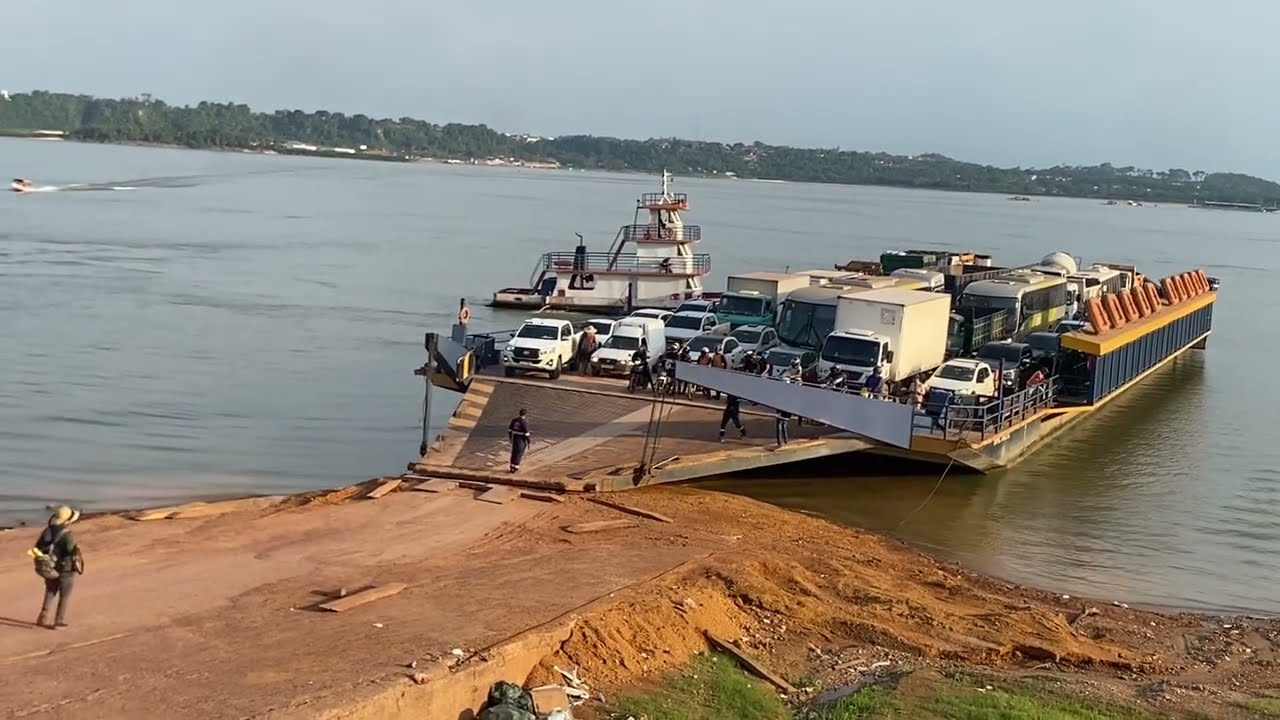 Rio muito seco na travessia da balsa no Rio Tapajos 