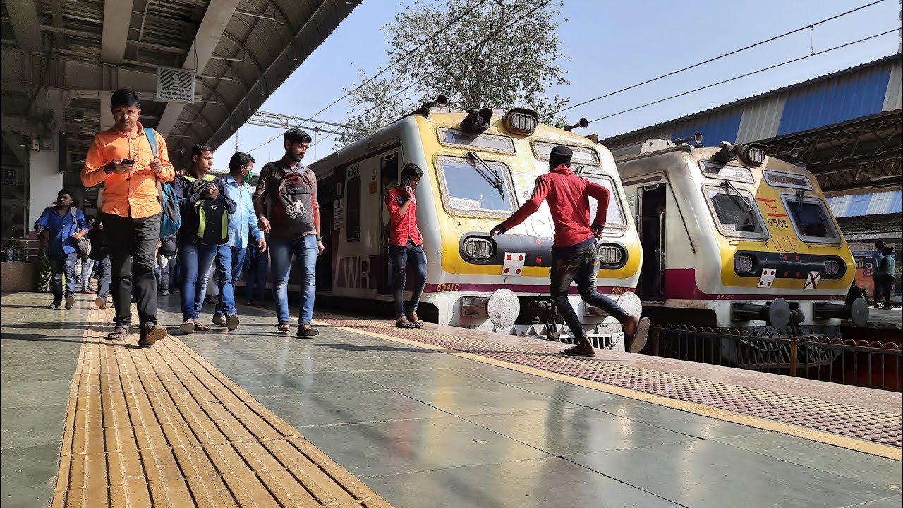 Mumbai Local Train Travelling Thane To Turbhe.