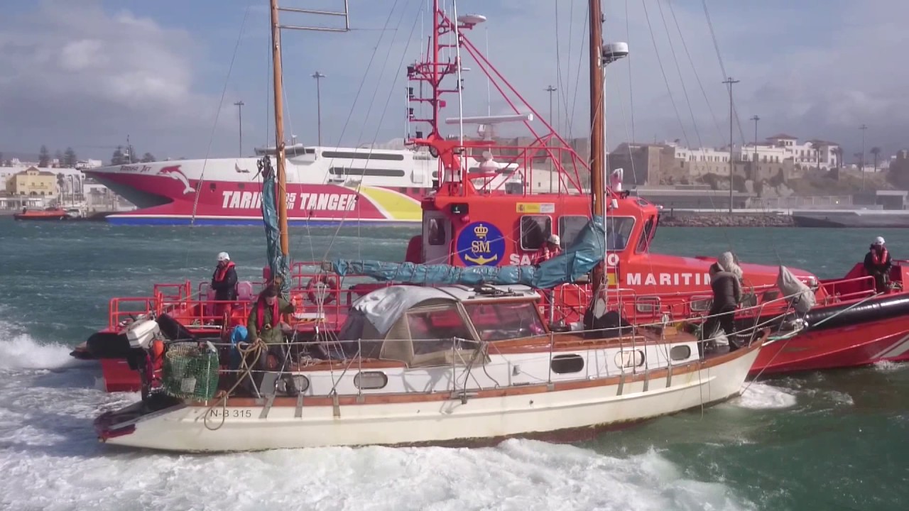 Salvamento Marítimo - Rescate de un velero en el Puerto de Tarifa