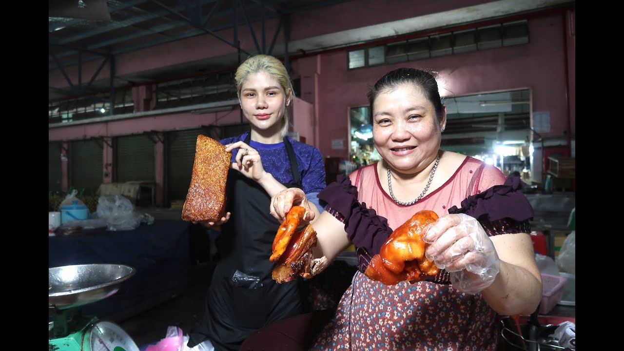 Chị Mai ra cái đầu heo quay da giòn rụm một cách nhẹ nhàng, đơn giản