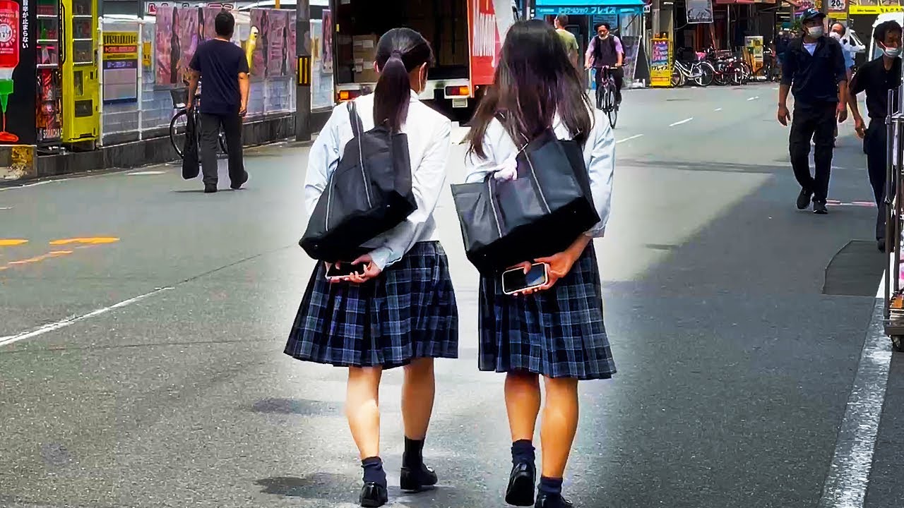 Super kurze Röcke bei japanischen Schülerinnen - Schuluniformen in Japan