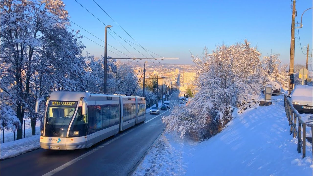 Le TVR de Nancy sous la neige sur la côte de Brabois.
