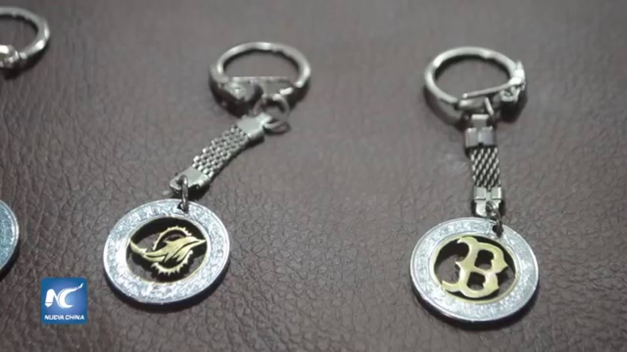 Crean artesanías con monedas