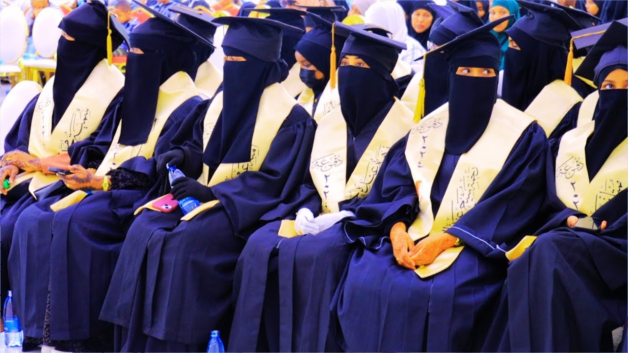 Machadka Luuqadda Carabiga Oo Xaflad Qurux Badan U Qabtay Qaar Kamid Ah Ardayda Oo Qalinjabisay