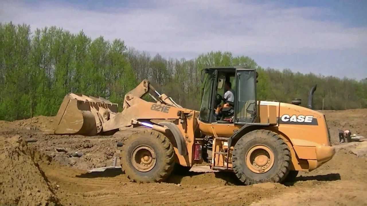 Case 821E part 4:spreading sand