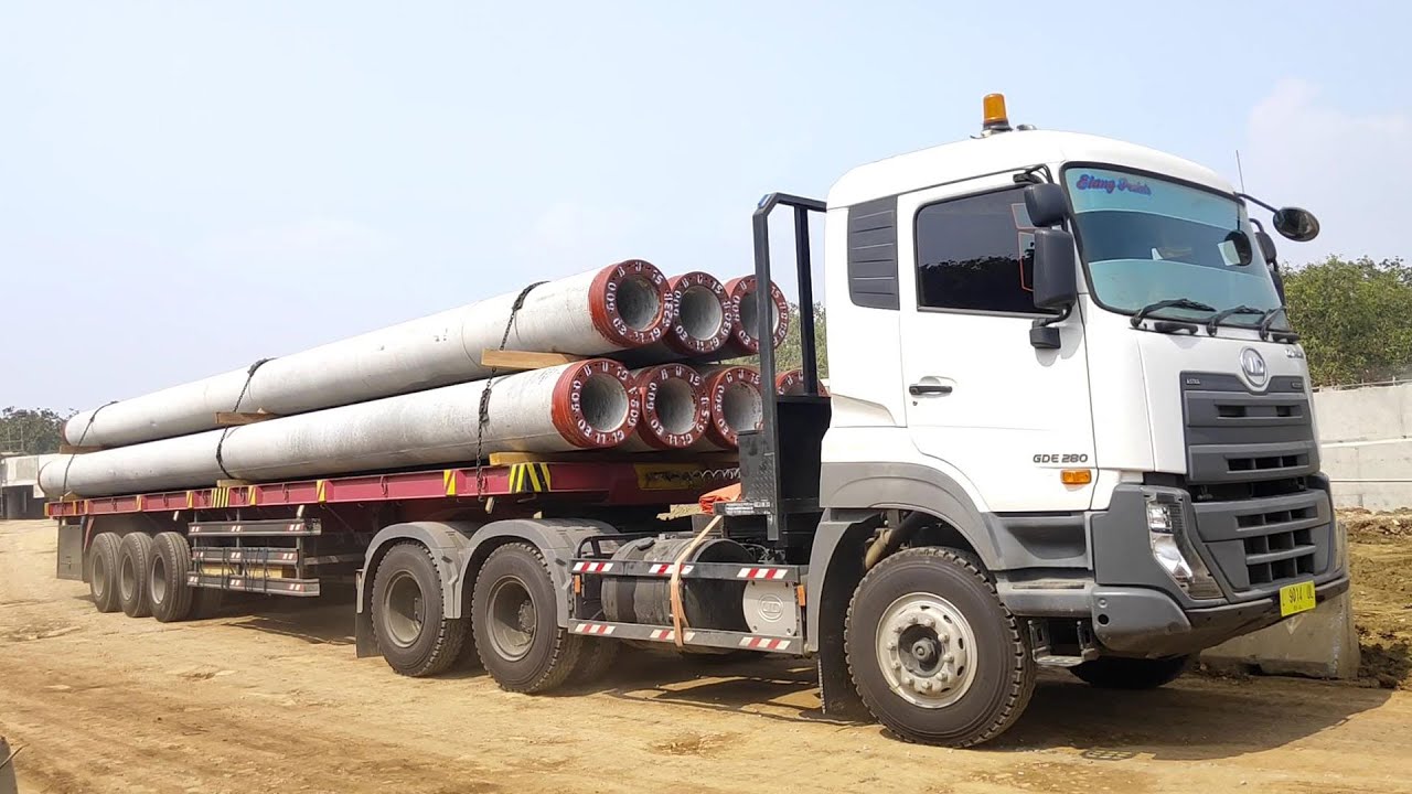 MOBIL TRUK KONTAINER PANJANG MUAT BETON PEMANCANG PELABUHAN PATIMBAN