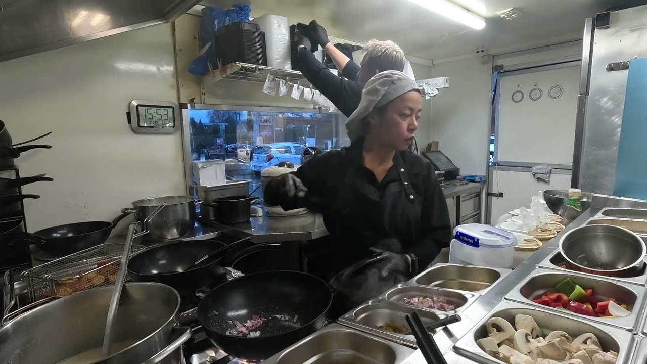 ยุ่งเหมือนเดิม เพิ่มเติมความหน้ามุ่ย ขอโทษทุกคนด้วยนะ #food #foodtruck #อาหารไทยในต่างแดน #takeaway