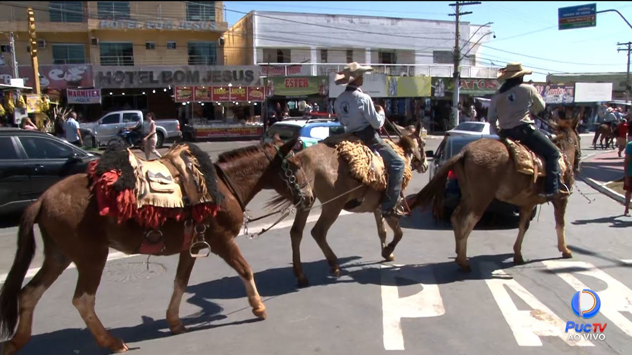 COMITIVAS CHEGAM A TRINDADE PARA O TRADICIONAL DESFILE DE CARRO DE BOIS