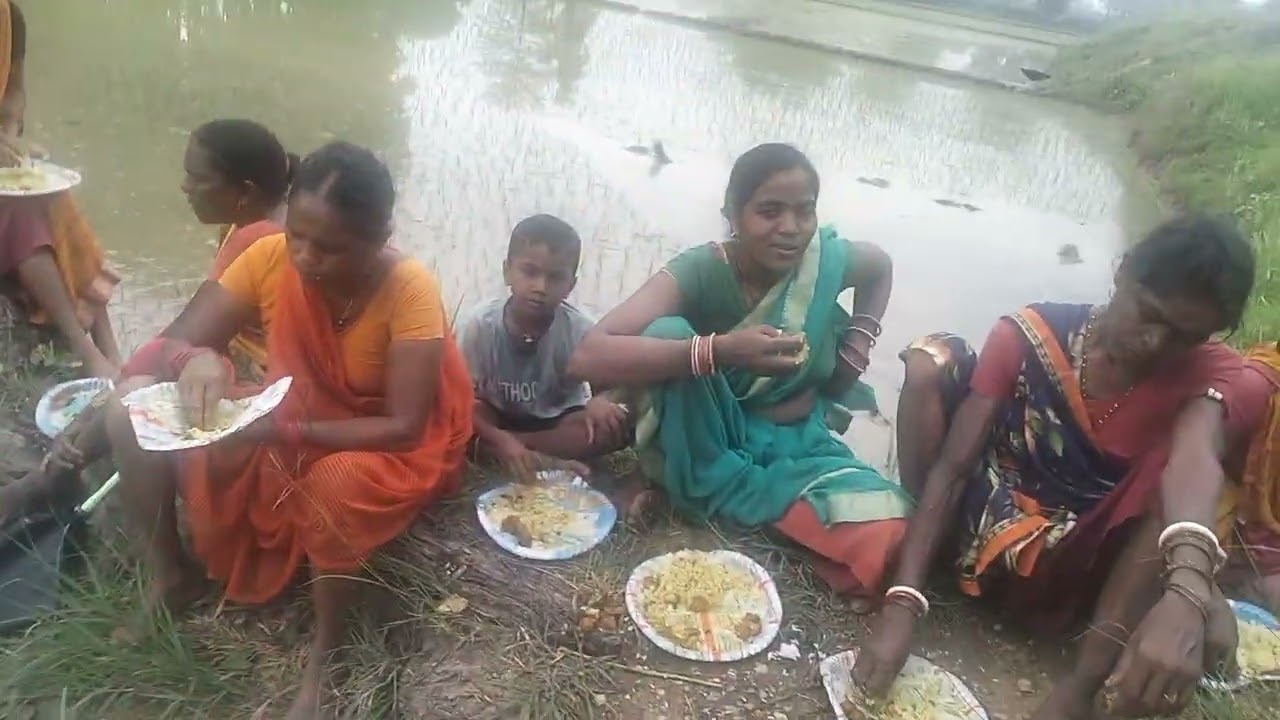 हम देहातों में धान रोपा के समय इसी तरिके से खाना खिलाते हैं