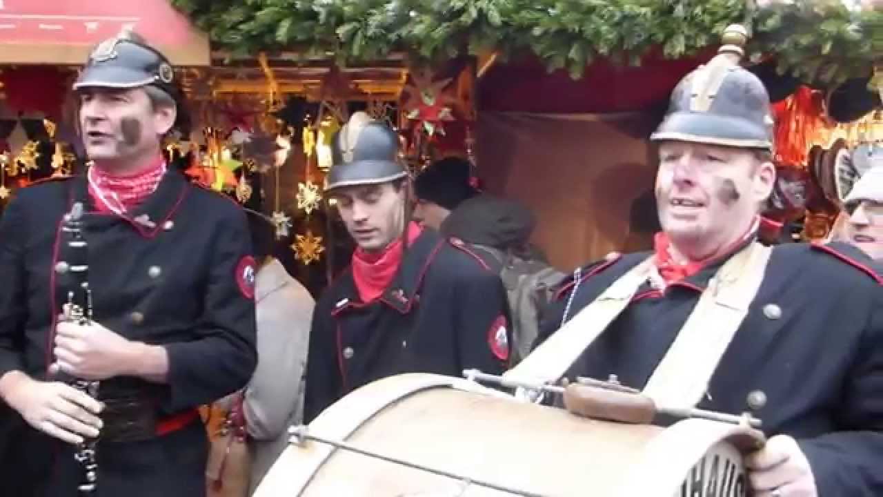 Die Altneihauser Feierwehrkapell'n vor dem Sternstundenstand am Christkindlesmarkt in Nürnberg