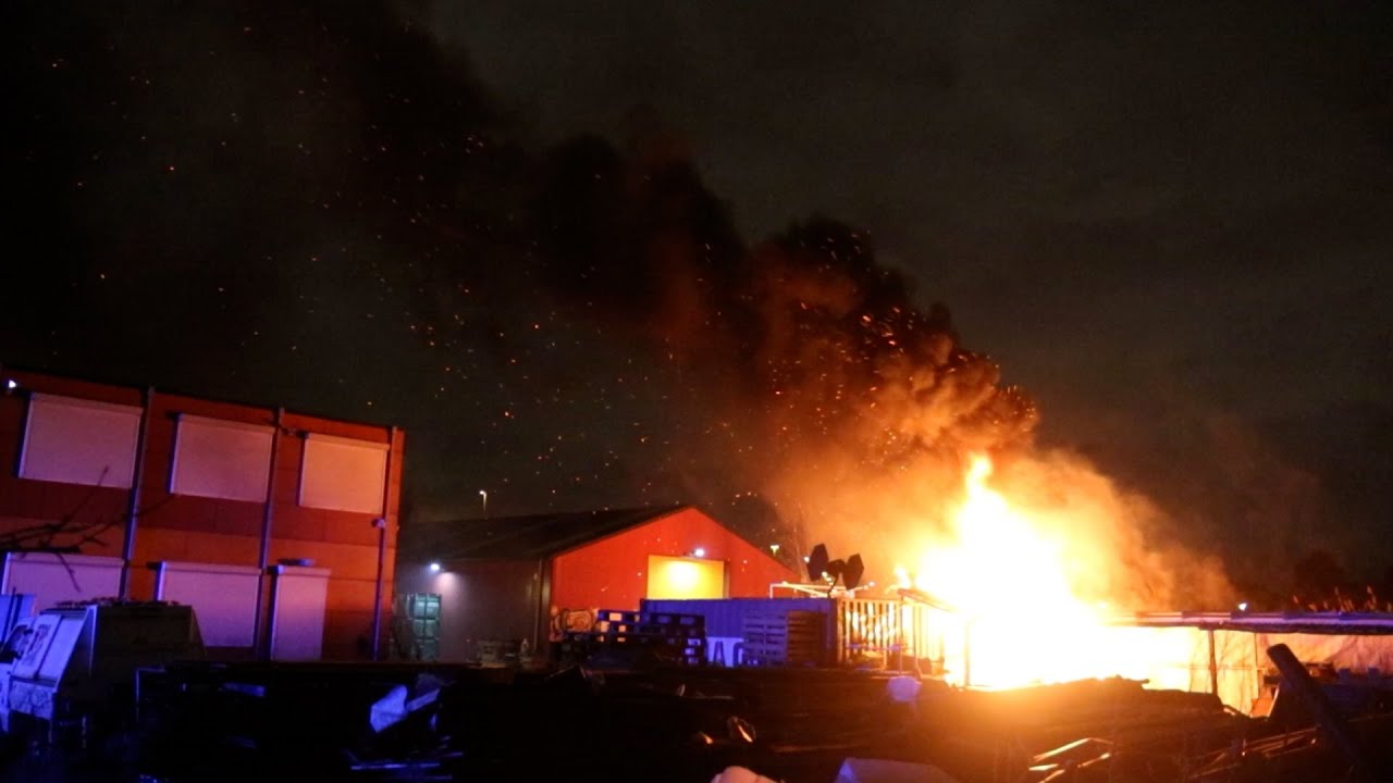 Oud & Nieuw in Schiedam en Vlaardingen: explosie, (auto)branden, drone en auto te water
