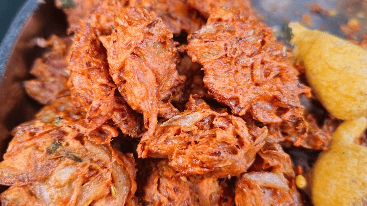 Crispy Pyaz Pakora Rs. 3/- Only | Onion Pakoda | Onion Pakoda Street Food | How To Make Pyaz Pakora
