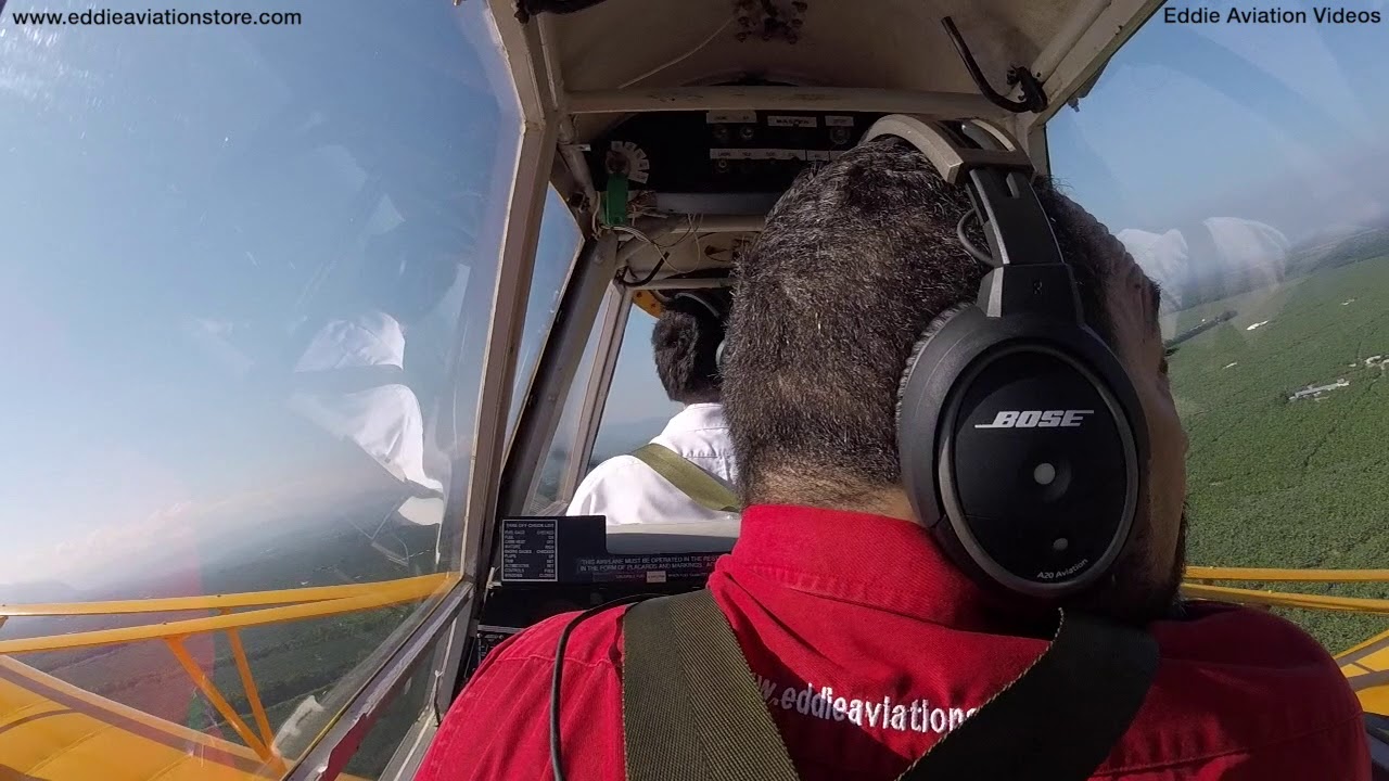 Aterrizando avión de fumigación agricola