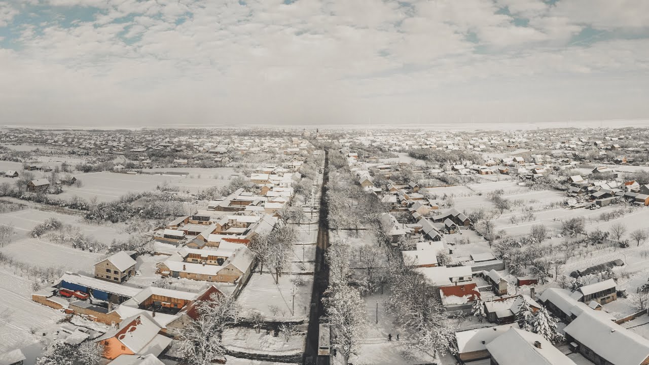 Dolovo pod snegom - Snimak iz vazduha 4k