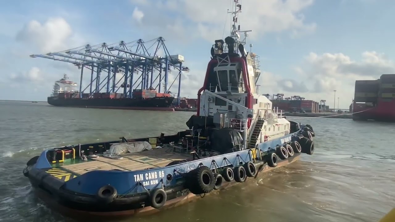 Tug assistance for turning vessels in Lach Huyen