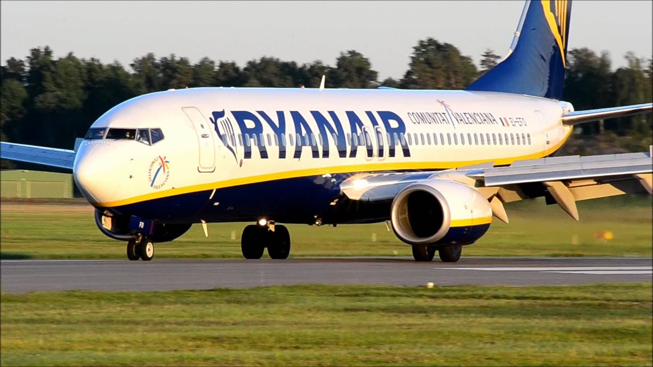 RYANAIR Boeing 737-8AS Sunset Landing At Gothenburg City Airport
