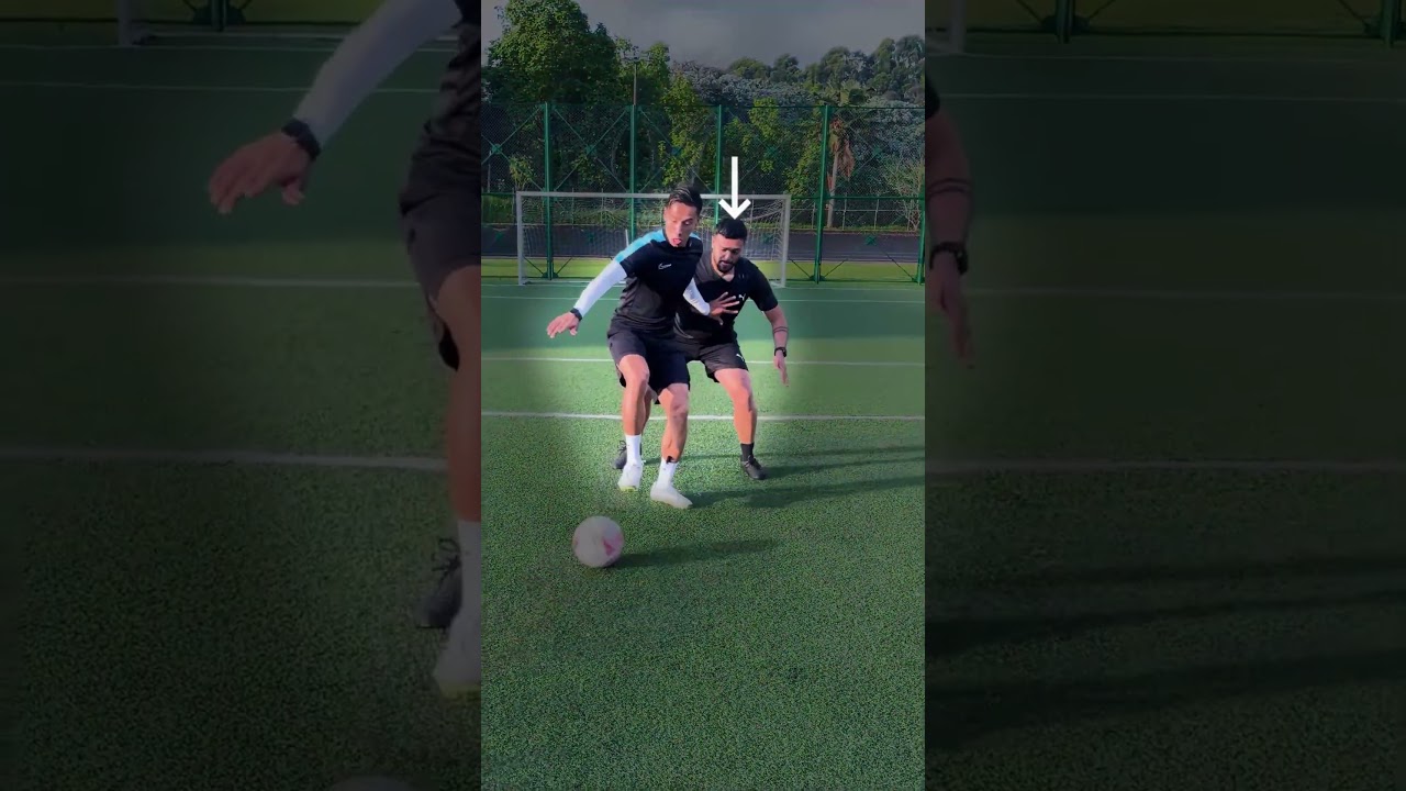 APRENDE A CUBRIR EL BAL&Oacute;N DE ESPALDAS EN EL FUTBOL 🔥 #soccer #tutorial #football