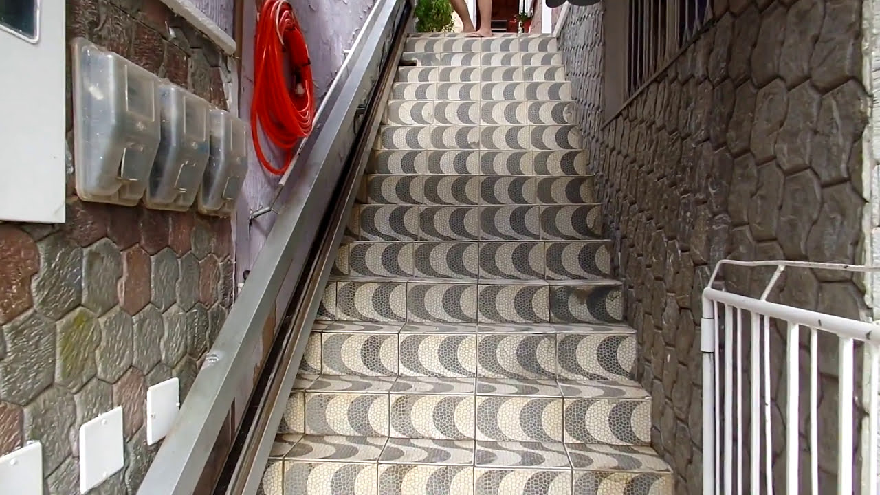 ELEVADOR EM ESCADA NA CASA DOS PAIS DE PONCIM EM MADALENA RJ