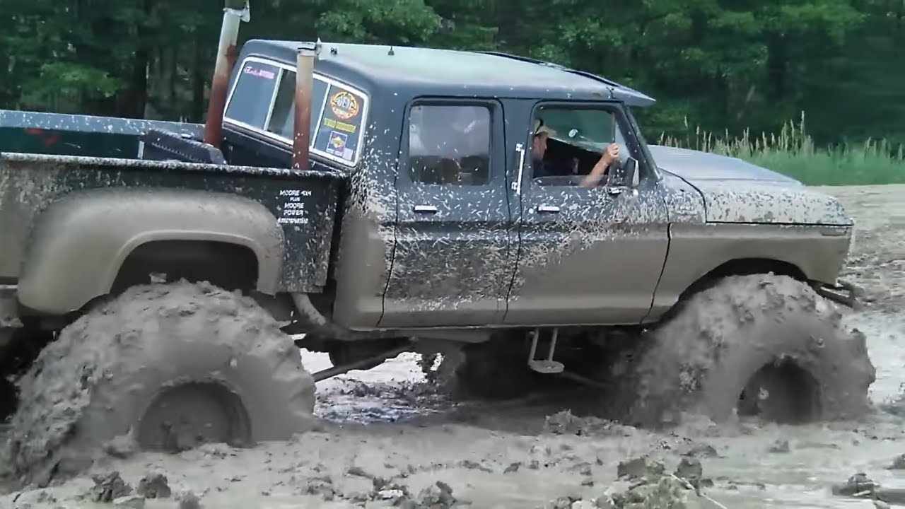 BIG GREEN FORD 4 DOOR 4x4 TRUCK MUDDING At RIZZO'S MUD BOG