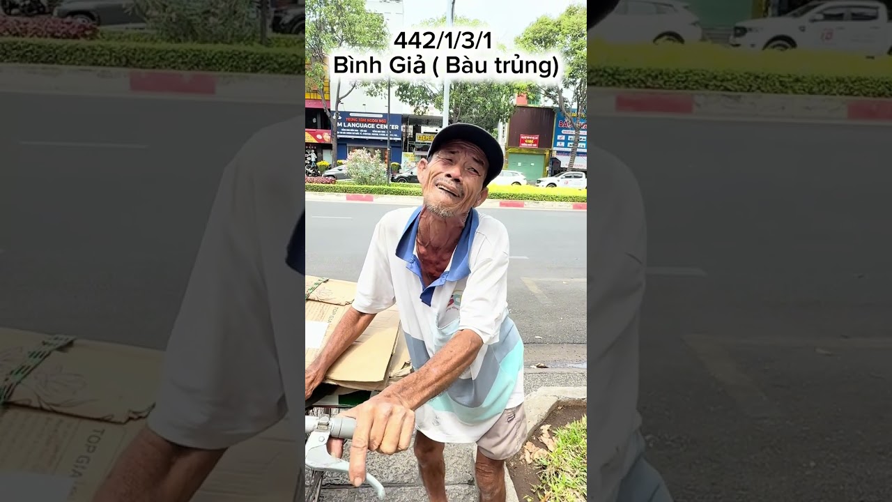 Người đàn ông bị ung thư đại tràng.Cẳt khối u và bỏ hậu mônĐeo một bịch phân trong bụng Lượm ve chai